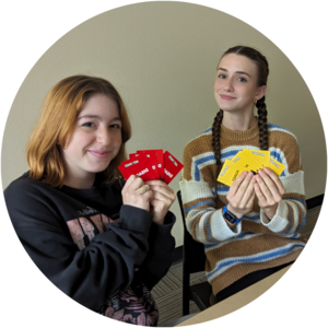 两名学生玩纸牌游戏的照片